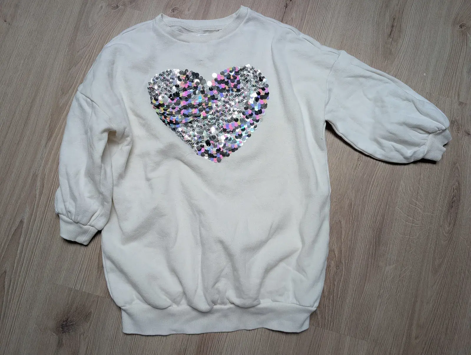 Next sweatkjole med paillethjerte, str. 122