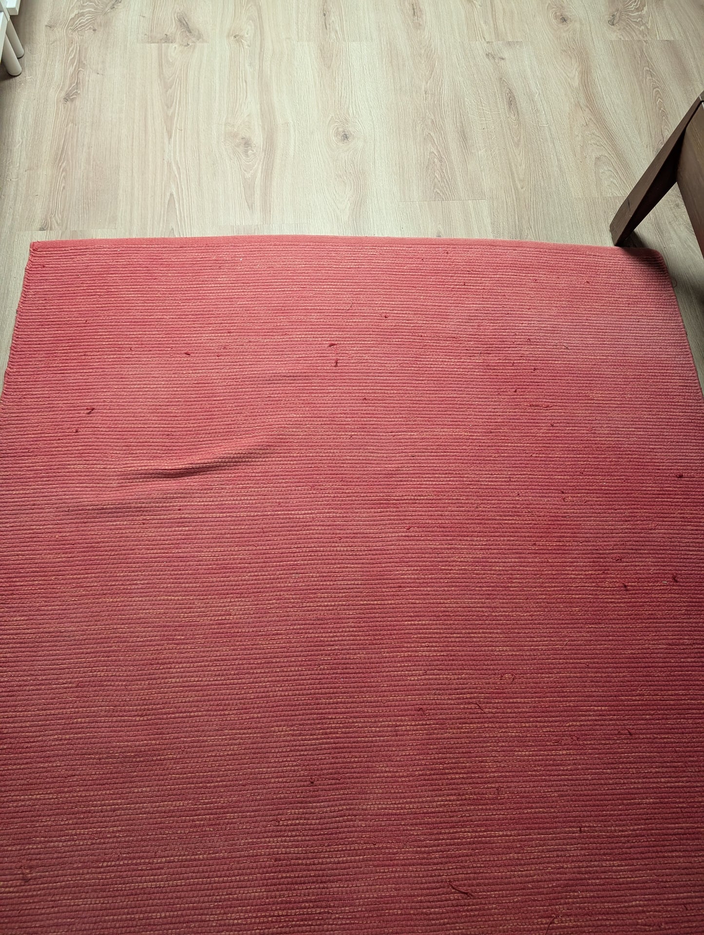 Rødt tæppe til gulv